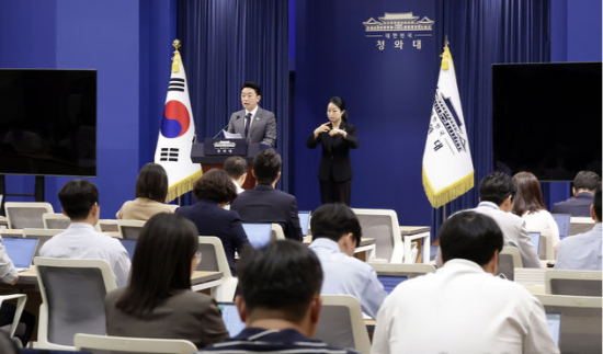 [속보]강훈식 “광주 군공항 부지에 호남권 반도체 산단 조성하기로”
