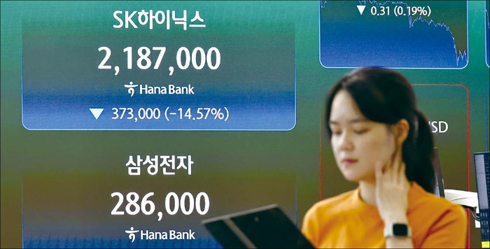 하닉 사장도 부사장도 팔았다…AI 피크아웃? [재계톡톡]