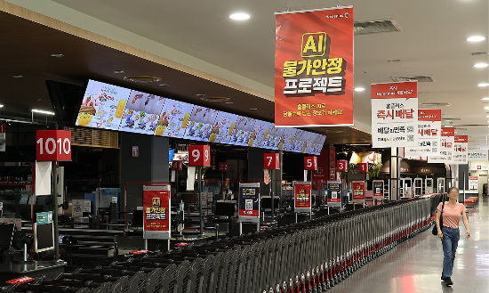 홈플러스가 운영자금 고갈에 따른 매장 유지 비용 부족으로 영업을 중단한 지 이틀째인 14일 서울 강서구 홈플러스 강서점 입구가 쇼핑카트로 막혀 있다. (연합뉴스)