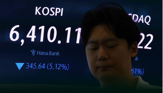  코스피가 급락했던 7월 28일 오전 서울 중구 하나은행 딜링룸에 지수가 표시돼 있다.