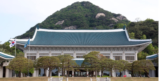 靑 “<b>국회</b> 권한 강화된 4년 중임 대통령제가 국민 수용성 높아”