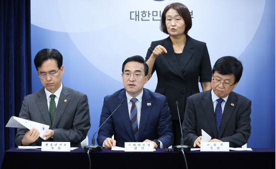  박홍근 기획예산처 장관이 21일 서울 종로구 정부서울청사에서 지방교육재정교부금 개편 관계부처 합동브리핑을 하고 있다. (연합뉴스)