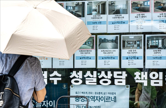  정부가 2026년 세제 개편안을 발표한 뒤 임대사업자와 비거주 1주택자가 촉각을 곤두세우는 모습이다. 사진은 지난 8월 11일 서울 마포구 아현동 인근 공인중개사사무소 밀집 상가. (윤관식 기자)