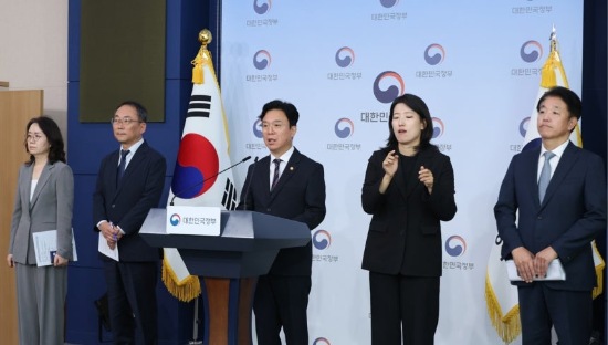 [속보] <b>김영훈</b> 노동장관 “메가특구 특별법에 노동규제 예외를” <b>사회적</b>...