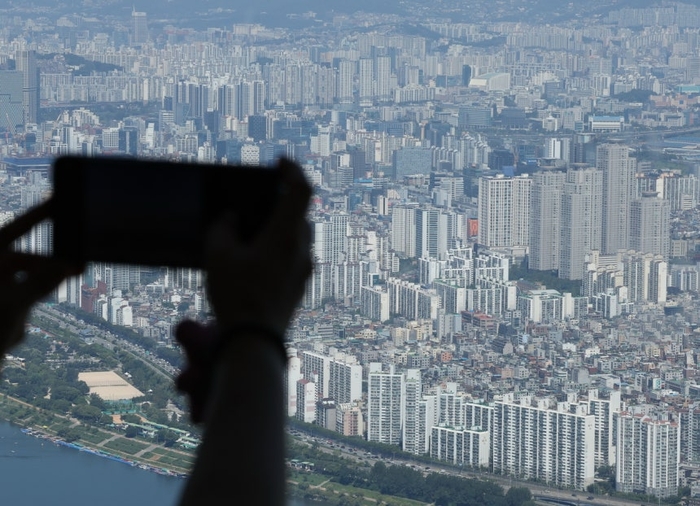  서울 송파구 롯데월드타워 전망대 서울스카이에서 바라본 아파트, 빌라 단지의 모습. (연합뉴스)