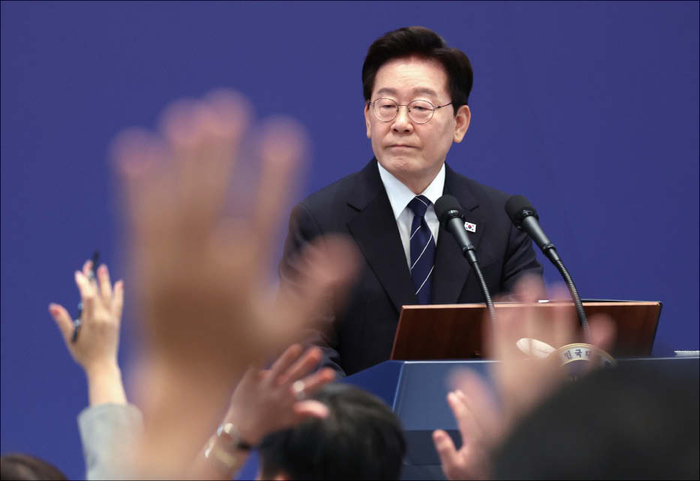  최근 이재명 대통령이 “서울 집값 평탄화 과정이 진행 중”이라고 밝히며 부동산 시장 논란이 뜨겁다. 사진은 이 대통령이 지난 9월 18일 청와대 영빈관에서 열린 기자회견에서 취재진의 질문을 받고 있는 모습. (연합