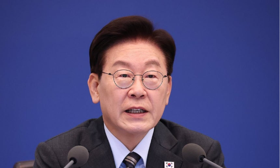 [속보] 李대통령 “<b>중수청장</b>의 <b>국무회의 참석</b>, 비정상의 정상화 일환”