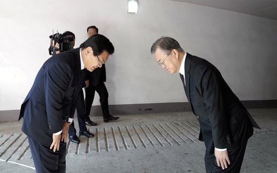 빈소 가서 박근혜 사면이야기 꺼내는 홍문종 | 인스티즈