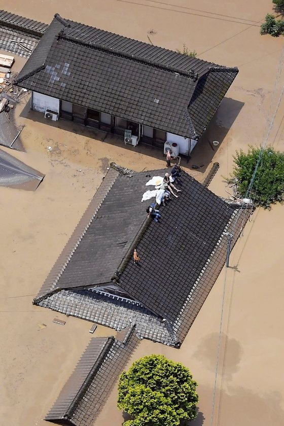 九州を襲った400ミリ水爆弾 10人行方不明 韓国人 安倍の悪行による天罰だ 韓国人の反応 あつまれ 海外の反応 九州を襲った400ミリ水爆弾 10人行方不明 韓国人 安倍の悪行による天罰だ 韓国人の反応 あつまれ 海外の反応