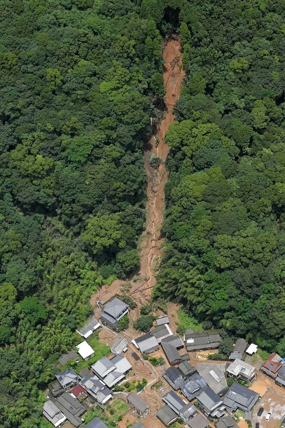九州を襲った400ミリ水爆弾 10人行方不明 韓国人 安倍の悪行による天罰だ 韓国人の反応 あつまれ 海外の反応 九州を襲った400ミリ水爆弾 10人行方不明 韓国人 安倍の悪行による天罰だ 韓国人の反応 あつまれ 海外の反応