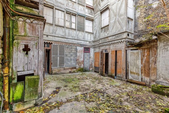 488억짜리 佛저택 지하실에 30년된 시신…몸엔 칼찔린 흔적