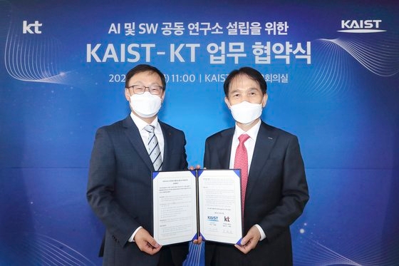 KT 구현모 대표(왼쪽)와 KAIST 이광형 총장이 지난 21일 대전시 유성구 KAIST 본원에서 'AI 및 SW공동 연구소 설립을 위한 업무협약' 체결 후 기념촬영을 하고 있다. [사진 KT]