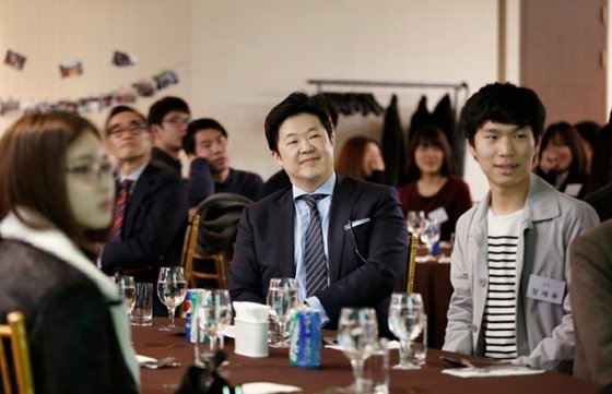 김병주 회장이 MBK장학재단 장학생들과 함께 한 모습. 김 이사장이 사재를 출연해 만든 MBK장학재단은 2007년부터 매년 10여명의 장학생을 선발해 대학 등록금과 교재비 등을 지원하고 있다. 사진 MBK장학재단