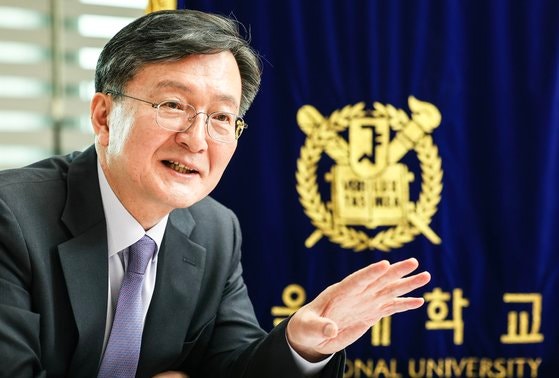 유홍림 서울대 총장은 “생태계가 살아 숨 쉬는 자연림 같은 대학 환경에서 큰 인재가 자랄 수 있다”고 말했다. 김성룡 기자
