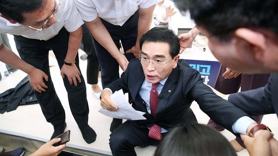 이재명 찾은 태영호, 끌려 나가며 아수라장…"<b>박영순</b> 출당 시켜라"