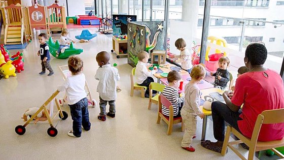 프랑스 파리의 한 어린이집에서 이민 가정을 포함한 다양한 배경의 어린이들이 놀고 있다. 사진 파리시