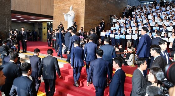 尹 맞은 野, '노룩 악수'하거나 하품하거나…빛바랜 신사협정