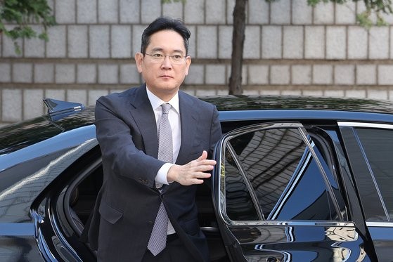 [속보] <b>이재용</b> 공판 출석 "앞으로 나아가는데 집중할 기회 부탁"