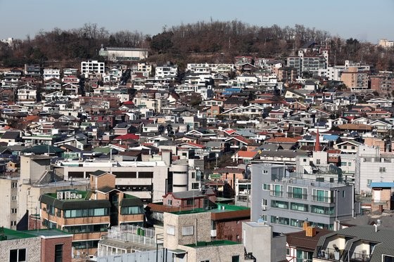 땅 1.1%, 단독<b>주택</b> 0.57%…'보유세 기준' <b>공시가격</b> 소폭 오른다