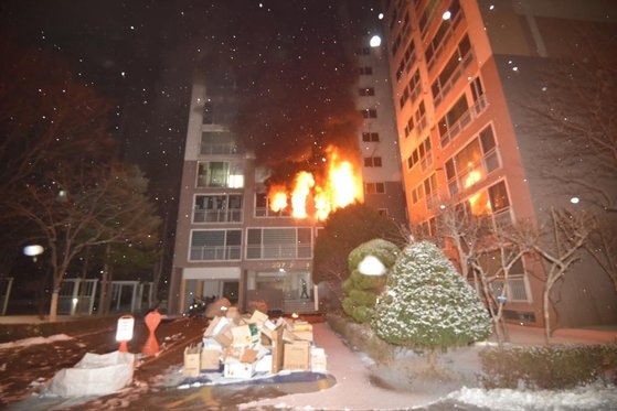'2명 사망' <b>도봉구 아파트</b>…"301호 방서 담배꽁초·라이터 발견"