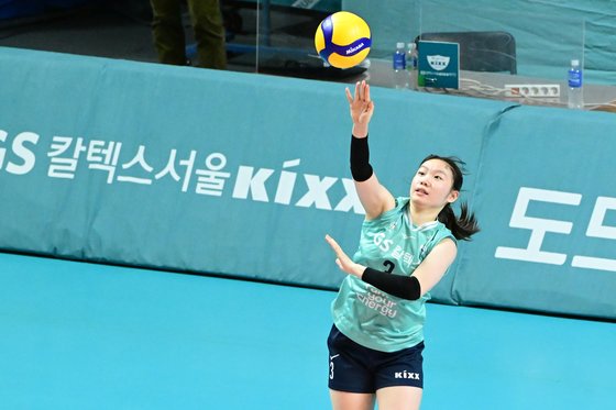 선발 데뷔전 치른 19세 세터 <b>이윤신</b> "오늘 점수는 60점"