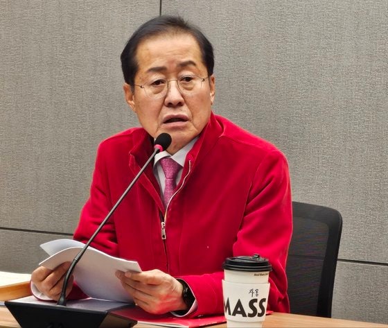 <b>홍준표</b>, <b>이재명 특혜</b> 논란에 “제1야당 대표는 총리급…유치하다”