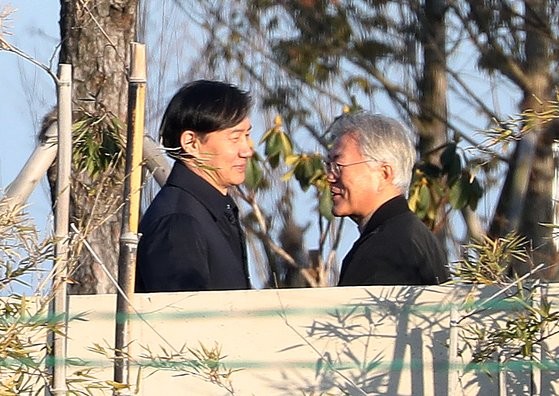 문재인, <b>조국</b> 방문 앞두고 <b>조국</b> 비판한 공지영 신간 추천