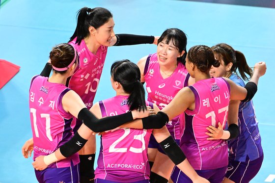 김연경-레이나 쌍포 54득점 활약… <b>흥국생명</b> 5연승 질주