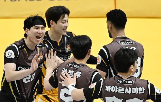 <b>레오 38점</b> 폭발… OK금융그룹 2연패 끊고 3위 도약