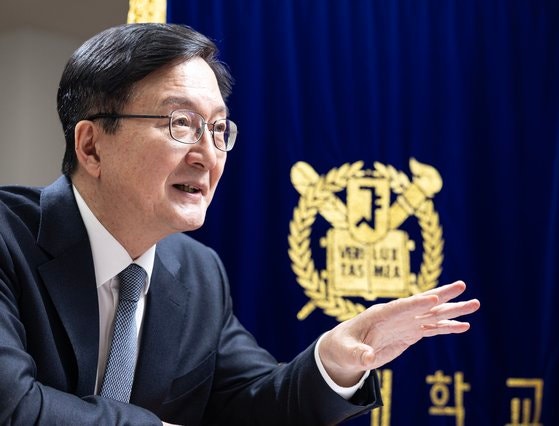 청주 출신인 유홍림 총장은 청주고와 서울대 정치학과를 나와 미국 럿거스대에서 박사를 받고 1995년부터 서울대 정치외교학부 교수를 지내다 지난해 총장에 당선됐다. 온화한 성품 속에 강한 추진력을 겸비한 외유내강형 학자라는 평을 받는다. 김경록 기자