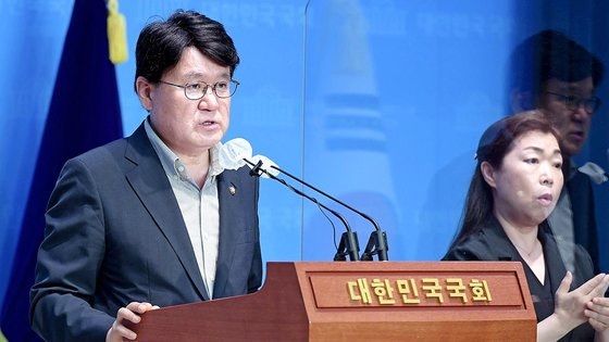 민주 <b>황운하</b>, 총선 <b>불출마</b> 선언 "기꺼이 희생양 되겠다"
