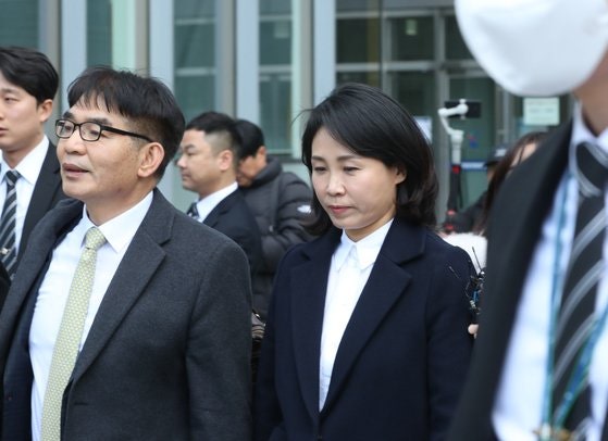 '신변보호' <b>김혜경</b>, <b>재판</b> 출석…변호인 측 "정치검찰 해도 너무해"