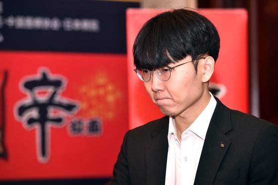 우승해도 웃지 못했다…임종 못지킨 <b>신진서</b>, 할머니 <b>고향</b>에 기부