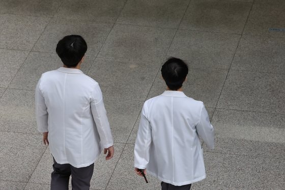 <b>복귀 전공의</b> '<b>색출</b> 명단' 나돌자…경찰은 '구속수사' 칼 빼들었다