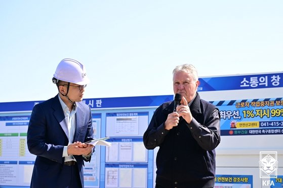 <b>히딩크</b>, 천안<b>축구</b>센터 건설현장 방문 "한국<b>축구</b> 발전 계기되길"