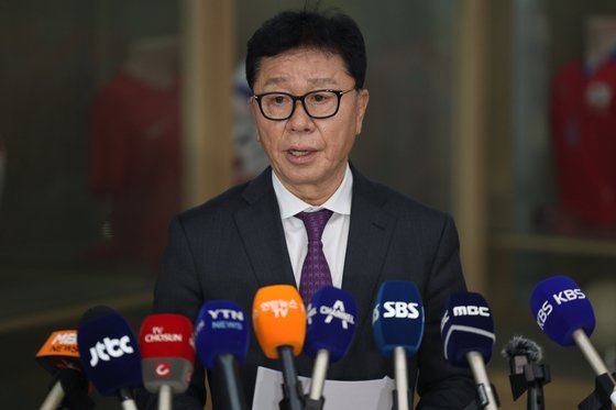 <b>축구</b>대표팀 <b>감독</b> 후보 11명으로 압축...해외 7명·국내 4명