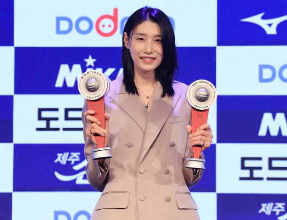 <b>김연경</b> "팬들 위해 다음 시즌 도전"…'현역 연장' 공식 발표