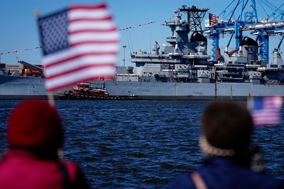 지난달 21일 미국 펜베이니아주 델라웨어 강 위에 2차 세계대전 등에서 활약한 미 해군 뉴저지함이 정박해 있다. AP=연합뉴스