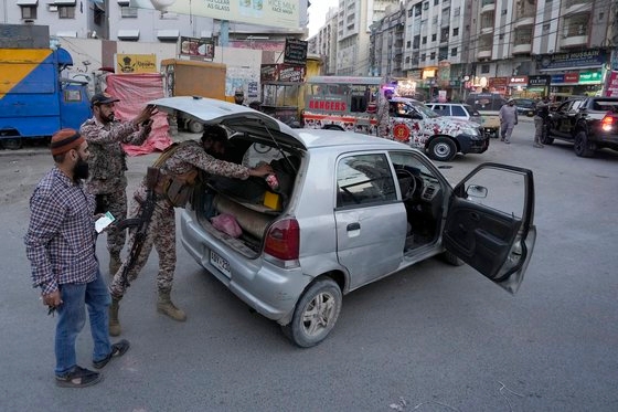 9일(현지시간) 파키스탄 카라치의 한 도로에 있는 임시 검문소에서 군인들이 차량을 수색하고 있다. AP=연합뉴스