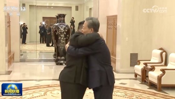 13일 평양 노동당 청사에서 김정은(왼쪽) 북한 국무위원장이 자오러지(오른쪽) 중국 전인대 상무위원장과 만나 사회주의식 포옹을 하고 있다. CC-TV 캡처