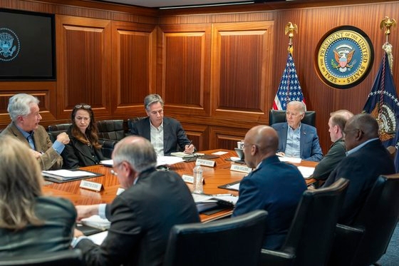 조 바이든 미국 대통령이 13일(현지시간) 워싱턴DC에 있는 백악관에서 국가안보회의(NSC)를 소집해 이란의 이스라엘 공격을 논의하고 있다. 왼쪽부터 시계 방향으로 윌리엄 번스 중앙정보국(CIA) 국장, 애브릴 헤인