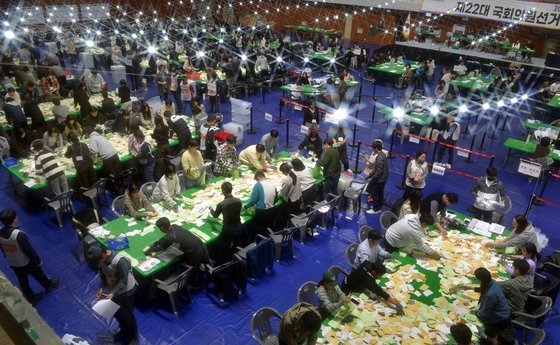 제22대 국회의원선거 본 투표가 모두 끝난 10일 오후 개표소에서 개표사무원들이 유권자들이 선택한 후보들의 투표용지를 분류작업 하고 있다. 김성태 기자