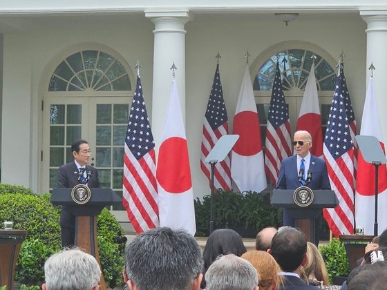 조 바이든(오른쪽) 미국 대통령과 기시다 후미오 일본 총리가 10일(현지시간) 양국 정상회담을 마친 뒤 워싱턴 DC 백악관 로즈가든에서 공동 기자회견을 하고 있다. 워싱턴=김형구 특파원