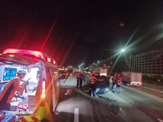고속도로 1차로에 차를 세운 뒤 2차로에 서 있던 40대 여성이 차에 치여 숨지는 사고가 발생했다. 연합뉴스