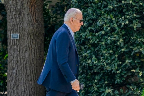 조 바이든 미국 대통령이 13일 이란의 공격에 대한 보고를 받고 백악관 집무실로 들어가고 있다. EPA=연합뉴스