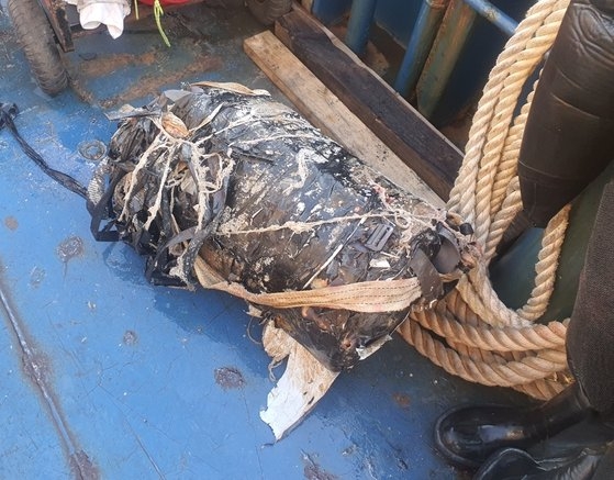 지난 6일 울산 온산항에서 인양된 코카인이 든 가방. 사진 대구지검