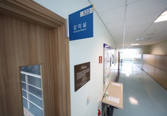 전국 16곳 대학 의과대학이 개강한 15일 오후 서울 시내의 한 의과대학 강의실이 고요한 모습을 보이고 있다. 교육부에 따르면 의대 증원에 반대해 휴학계를 제출한 의대생들의 집단 유급을 막기 위해 학사 일정을 미뤄왔