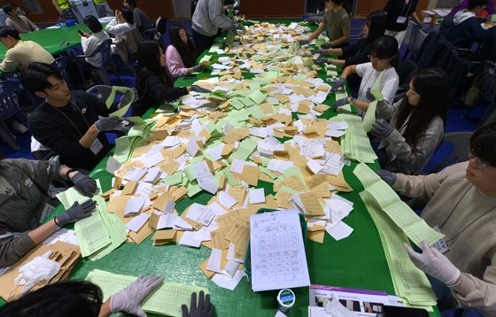 지난 10일 대전 중구 한밭체육관에 마련된 개표소에서 개표 사무원들이 유권자들이 기표한 투표용지를 분류작업 하고 있다. 김성태 기자