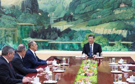9일(현지시간) 중국 베이징 인민대회당에서 세르게이 라브로프 러시아 외무장관(왼쪽 세 번째)이 시진핑 중국 국가주석(오른쪽)을 만나고 있다. EP=연합뉴스