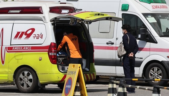 서울의 한 대학병원 응급실 앞에 응급환자가 구급차에서 의료진을 기다리고 있다. 뉴스1